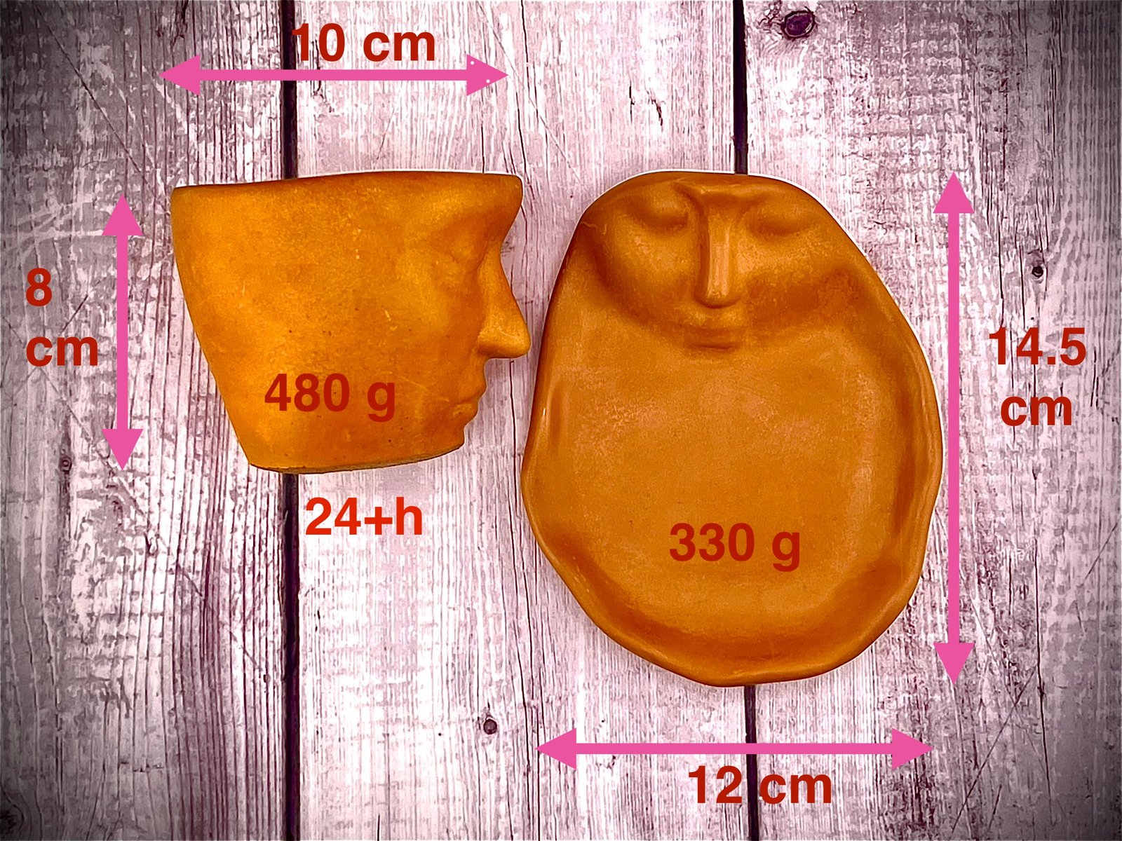 Lucentius Twin Flame candle on wood background showing 24 hours burn time, weight and dimensions on both male jar and female tray